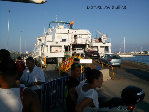 Coches entrando en el ferry destino Ibiza