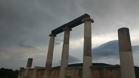 Columnas Jónicas, Templo de Epidauro con niños