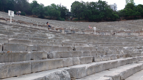 Teatro de Eîdauro, Peloponeso, Grecia con niños