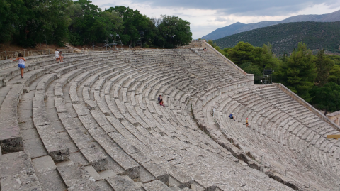 Visitando el Teatro de Epidauro, Peloponeso, Grecia con niños