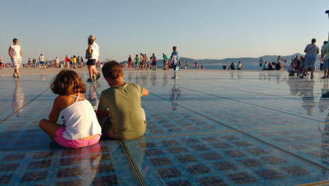 Saludo al Sol, Zadar, Croacia con niños