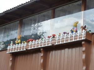 Detalle de casa decorada con conejitos de Pascua