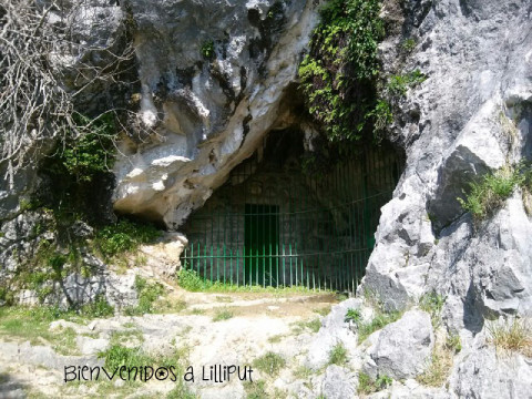 Entrada a la Cueva de Covalanas