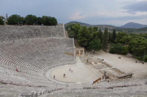 Teatro de Epidauro con niños, Peloponeso, Grecia