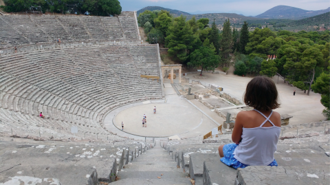 Templo de Epidauro con niños, Peloponeso, Grecia con niños