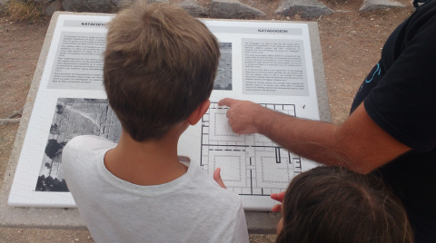 Yacimiento arqueológico Epidauro con niños